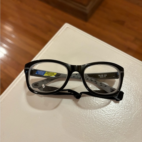 Boys Sports Glasses - Picture 2 of 8